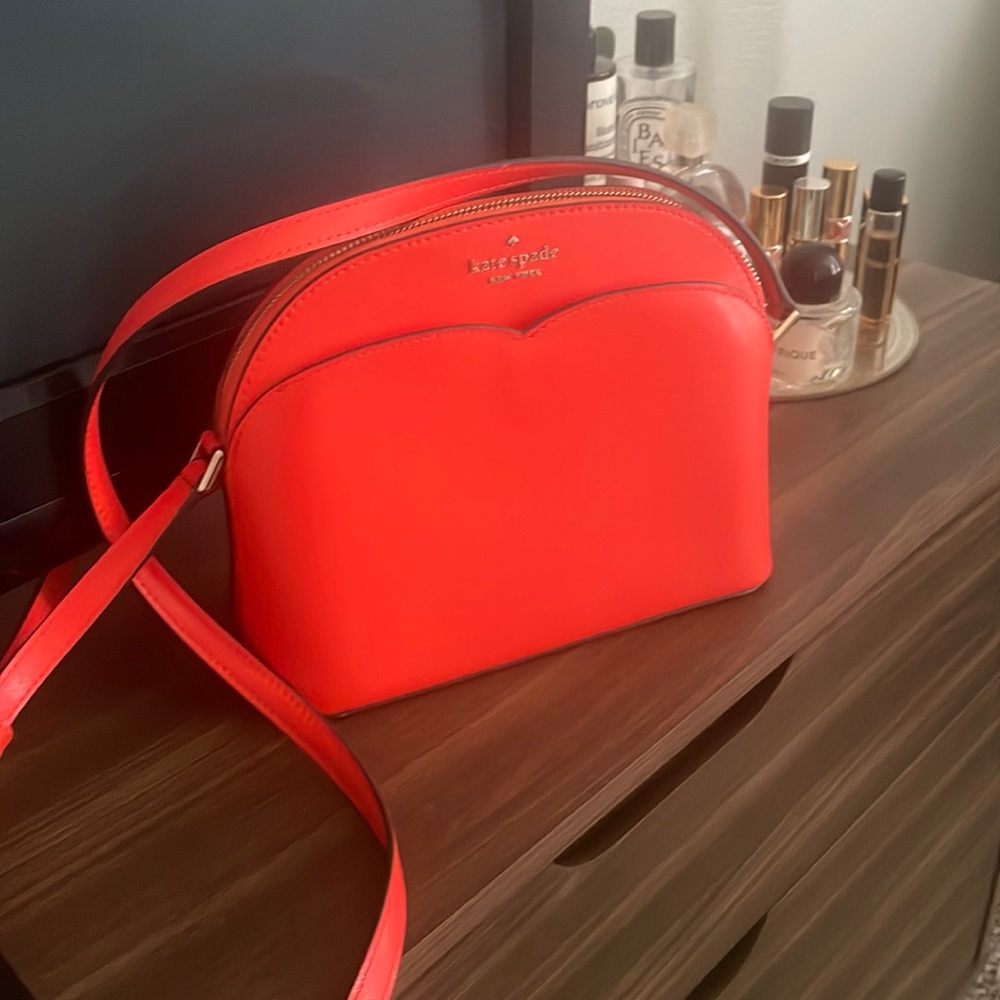 Beautiful Kate Spade vibrant crossbody LIKE NEW